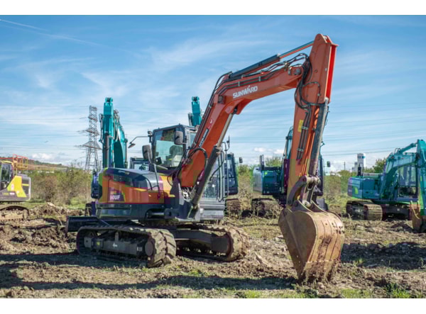 Midiexcavator SUNWARD 90 UF de vanzare